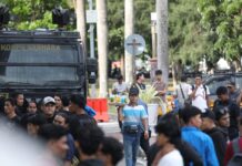 Mahasiswa Demo Pergub JKA, Pedagang Asongan Dagang Pelepas Dahaga Mahasiswa Demo Pergub JKA, Pedagang Asongan Dagang Pelepas Dahaga