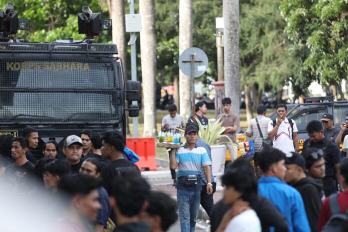 Mahasiswa Demo Pergub JKA, Pedagang Asongan Dagang Pelepas Dahaga