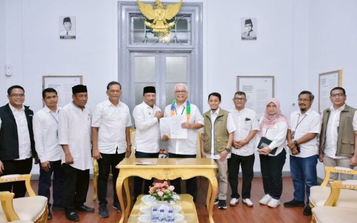 bupati bireuen (33) Teken MoU, BULOG Bakal Bangun Pabrik Pascapanen di Bireuen