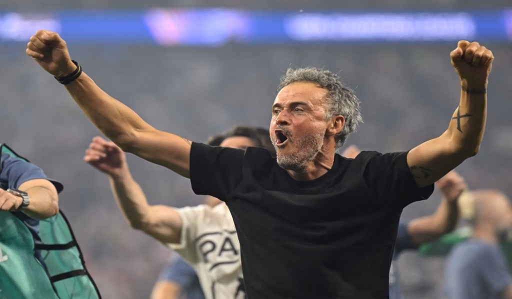 PSG vs Aston Villa di UEFA Super Cup 2026, Siapa Bawa Pulang Trofi dari Salzburg? Komparatif.ID, Salzburg– Paris Saint-Germain (PSG) dan Aston Villa akan berhadapan dalam UEFA Super Cup 2026 di Red Bull Arena, Salzburg, Austria, Kamis, 13 Agustus 2026. Pertandingan yang mempertemukan juara Liga Champions dan Liga Europa tersebut dijadwalkan berlangsung mulai pukul 02.00 WIB atau 03.00 WITA. PSG tampil sebagai juara Liga Champions 2025/2026, sedangkan Aston Villa datang dengan status kampiun Liga Europa setelah mengalahkan Freiburg dengan skor 3-0 pada pertandingan final di Istanbul.