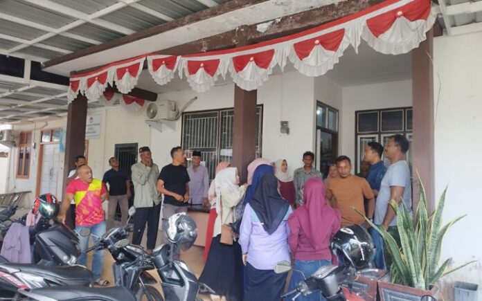 Banda Aceh Warga Gampong Pande Datangi Kantor Keuchik, Tagih Kepastian Pembangunan SD*