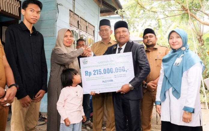 Bupati Bireuen (3) Bupati Mukhlis Serahkan Santunan JKM BPJS Rp267 Juta untuk Ahli Waris