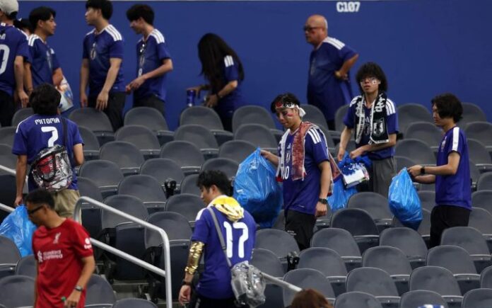 Wajah Pria Jepang, Rajin Bersih-bersih di Stadion, Ongkang Kaki di Rumah