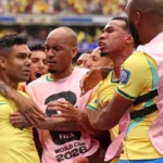 Gol Martinelli di Menit 96 Antar Brasil ke Babak 16 Besar Gol Martinelli di Menit 96 Antar Brasil ke Babak 16 Besar Piala Dunia 2026 Komparatif.ID, Houston– Gol Gabriel Martinelli pada menit ke-96 membawa Brasil menyingkirkan Jepang dengan skor 2-1 dalam laga babak 32 besar Piala Dunia FIFA 2026 di NRG Stadium, Houston, Selasa (30/6) dini hari WIB. Sempat tertinggal lebih dulu, Selecao membalikkan keadaan melalui gol Casemiro dan Gabriel Martinelli untuk mengamankan tiket ke babak 16 besar. Jepang tampil percaya diri sejak awal pertandingan dan mampu memberikan perlawanan sengit kepada salah satu tim tersukses dalam sejarah Piala Dunia. Meski Brasil lebih banyak menguasai jalannya laga, pertahanan disiplin Samurai Biru membuat Selecao kesulitan menciptakan peluang bersih sepanjang babak pertama.