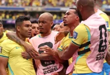 Gol Martinelli di Menit 96 Antar Brasil ke Babak 16 Besar Gol Martinelli di Menit 96 Antar Brasil ke Babak 16 Besar Piala Dunia 2026 Komparatif.ID, Houston– Gol Gabriel Martinelli pada menit ke-96 membawa Brasil menyingkirkan Jepang dengan skor 2-1 dalam laga babak 32 besar Piala Dunia FIFA 2026 di NRG Stadium, Houston, Selasa (30/6) dini hari WIB. Sempat tertinggal lebih dulu, Selecao membalikkan keadaan melalui gol Casemiro dan Gabriel Martinelli untuk mengamankan tiket ke babak 16 besar. Jepang tampil percaya diri sejak awal pertandingan dan mampu memberikan perlawanan sengit kepada salah satu tim tersukses dalam sejarah Piala Dunia. Meski Brasil lebih banyak menguasai jalannya laga, pertahanan disiplin Samurai Biru membuat Selecao kesulitan menciptakan peluang bersih sepanjang babak pertama.
