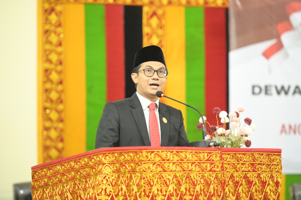 Komparatif.ID, Banda Aceh– Ketua DPRK Banda Aceh Irwansyah, ST, menyampaikan kabar bagi aparatur sipil negara (ASN) berstatus PPPK paruh waktu maupun PPPK penuh waktu. Menurutnya, terdapat usulan agar pembiayaan gaji PPPK ditanggung melalui APBN serta adanya peluang pengangkatan PPPK paruh waktu menjadi PPPK penuh waktu. Informasi tersebut disampaikan Irwansyah setelah berdialog dengan anggota Komisi II DPR RI dari Fraksi PKS, Mardani Ali Sera, pada Kamis (11/6/2026). Mardani diketahui merupakan bagian dari Komisi II DPR RI yang saat ini mengusulkan agar pembiayaan PPPK tidak lagi dibebankan kepada pemerintah daerah, melainkan ditanggung oleh pemerintah pusat melalui APBN.