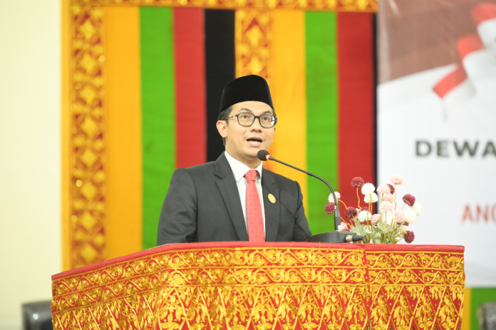 Komparatif.ID, Banda Aceh– Ketua DPRK Banda Aceh Irwansyah, ST, menyampaikan kabar bagi aparatur sipil negara (ASN) berstatus PPPK paruh waktu maupun PPPK penuh waktu. Menurutnya, terdapat usulan agar pembiayaan gaji PPPK ditanggung melalui APBN serta adanya peluang pengangkatan PPPK paruh waktu menjadi PPPK penuh waktu. Informasi tersebut disampaikan Irwansyah setelah berdialog dengan anggota Komisi II DPR RI dari Fraksi PKS, Mardani Ali Sera, pada Kamis (11/6/2026). Mardani diketahui merupakan bagian dari Komisi II DPR RI yang saat ini mengusulkan agar pembiayaan PPPK tidak lagi dibebankan kepada pemerintah daerah, melainkan ditanggung oleh pemerintah pusat melalui APBN.