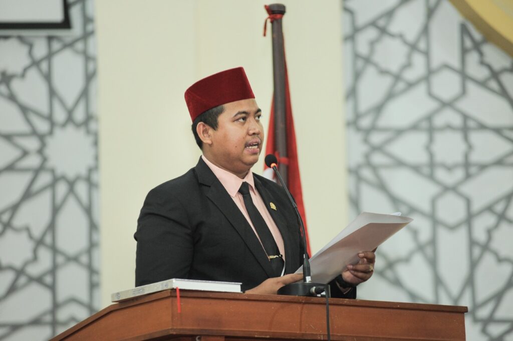 DPRK Banda Aceh Soroti Kabel Berbahaya Usai Tragedi Maut di Terminal Lueng Bata Komparatif.ID, Banda Aceh– Wakil Ketua Komisi III DPRK Banda Aceh, Tuanku Muhammad, mendesak PT PLN (Persero) untuk melakukan audit menyeluruh terhadap jaringan listrik yang berpotensi membahayakan masyarakat setelah seorang warga meninggal dunia akibat diduga tersengat aliran listrik dari kabel telanjang di sekitar tiang baliho di depan Terminal Lueng Bata, Kota Banda Aceh. Peristiwa yang terjadi pada Minggu (14/6/2026) itu, menurut Tuanku Muhammad, harus menjadi perhatian serius agar kejadian serupa tidak kembali terulang. Ia menyampaikan duka cita yang mendalam atas musibah yang menimpa korban dan berharap keselamatan masyarakat menjadi prioritas utama bagi seluruh pihak terkait.