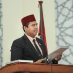 DPRK Banda Aceh Soroti Kabel Berbahaya Usai Tragedi Maut di Terminal Lueng Bata DPRK Banda Aceh Soroti Kabel Berbahaya Usai Tragedi Maut di Terminal Lueng Bata Komparatif.ID, Banda Aceh– Wakil Ketua Komisi III DPRK Banda Aceh, Tuanku Muhammad, mendesak PT PLN (Persero) untuk melakukan audit menyeluruh terhadap jaringan listrik yang berpotensi membahayakan masyarakat setelah seorang warga meninggal dunia akibat diduga tersengat aliran listrik dari kabel telanjang di sekitar tiang baliho di depan Terminal Lueng Bata, Kota Banda Aceh. Peristiwa yang terjadi pada Minggu (14/6/2026) itu, menurut Tuanku Muhammad, harus menjadi perhatian serius agar kejadian serupa tidak kembali terulang. Ia menyampaikan duka cita yang mendalam atas musibah yang menimpa korban dan berharap keselamatan masyarakat menjadi prioritas utama bagi seluruh pihak terkait.
