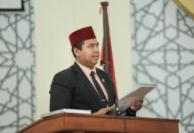 DPRK Banda Aceh Soroti Kabel Berbahaya Usai Tragedi Maut di Terminal Lueng Bata DPRK Banda Aceh Soroti Kabel Berbahaya Usai Tragedi Maut di Terminal Lueng Bata Komparatif.ID, Banda Aceh– Wakil Ketua Komisi III DPRK Banda Aceh, Tuanku Muhammad, mendesak PT PLN (Persero) untuk melakukan audit menyeluruh terhadap jaringan listrik yang berpotensi membahayakan masyarakat setelah seorang warga meninggal dunia akibat diduga tersengat aliran listrik dari kabel telanjang di sekitar tiang baliho di depan Terminal Lueng Bata, Kota Banda Aceh. Peristiwa yang terjadi pada Minggu (14/6/2026) itu, menurut Tuanku Muhammad, harus menjadi perhatian serius agar kejadian serupa tidak kembali terulang. Ia menyampaikan duka cita yang mendalam atas musibah yang menimpa korban dan berharap keselamatan masyarakat menjadi prioritas utama bagi seluruh pihak terkait.