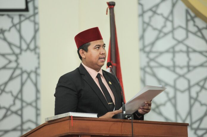 Tuanku-Muhammad DPRK Banda Aceh Soroti Kabel Berbahaya Usai Tragedi Maut di Terminal Lueng Bata Komparatif.ID, Banda Aceh– Wakil Ketua Komisi III DPRK Banda Aceh, Tuanku Muhammad, mendesak PT PLN (Persero) untuk melakukan audit menyeluruh terhadap jaringan listrik yang berpotensi membahayakan masyarakat setelah seorang warga meninggal dunia akibat diduga tersengat aliran listrik dari kabel telanjang di sekitar tiang baliho di depan Terminal Lueng Bata, Kota Banda Aceh. Peristiwa yang terjadi pada Minggu (14/6/2026) itu, menurut Tuanku Muhammad, harus menjadi perhatian serius agar kejadian serupa tidak kembali terulang. Ia menyampaikan duka cita yang mendalam atas musibah yang menimpa korban dan berharap keselamatan masyarakat menjadi prioritas utama bagi seluruh pihak terkait.