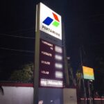 Pertamax Tembus Rp16.250 per Liter, Pertamina Naikkan Harga Mulai 10 Juni Komparatif.ID, Jakarta– Pertamina Patra Niaga mengumumkan kenaikan harga bahan bakar minyak (BBM) non-subsidi jenis Pertamax dan Pertamax Green yang mulai berlaku pada 10 Juni 2026. Kenaikan harga tersebut dilakukan setelah melalui evaluasi berkala dengan mempertimbangkan perkembangan harga minyak dunia serta harga pasar keekonomian. Harga Pertamax (RON 92) naik dari Rp12.300 menjadi Rp16.250 per liter. Sementara itu, Pertamax Green 95 (RON 95) mengalami kenaikan dari Rp12.900 menjadi Rp17.000 per liter. Sekretaris Perusahaan Pertamina Patra Niaga Roberth MV Dumatubun mengatakan penyesuaian harga kedua produk tersebut dilakukan sesuai formula harga yang telah ditetapkan pemerintah. "Penyesuaian harga Pertamax dan Pertamax Green dilakukan setelah melalui proses evaluasi sesuai formula harga yang ditetapkan pemerintah," kata Roberth. Menurut dia, penyesuaian harga BBM non-subsidi dilakukan dengan tetap mengacu pada regulasi yang berlaku serta dikoordinasikan dengan pemerintah sebagai regulator. Kebijakan tersebut merupakan bagian dari upaya menjaga keberlangsungan bisnis, kualitas layanan, serta kepastian pasokan energi bagi masyarakat. "Harga jual tersebut diputuskan dengan tetap dikoordinasikan dengan pemerintah sebagai regulator, dan menjadi bagian dari upaya menjaga keberlanjutan penyediaan energi dan distribusi BBM berkualitas bagi masyarakat terus berjalan optimal," ujarnya. Pertamina Patra Niaga menyatakan akan terus menjaga ketersediaan serta kualitas produk BBM di seluruh wilayah Indonesia. Perusahaan juga memastikan pelayanan kepada masyarakat tetap berjalan dengan baik melalui jaringan stasiun pengisian bahan bakar umum (SPBU) yang dimiliki Pertamina. "Kami memastikan pasokan Pertamax dan Pertamax Green tetap aman serta tersedia di jaringan SPBU Pertamina. Masyarakat dapat memperoleh informasi harga BBM terbaru melalui kanal resmi Pertamina, Pertamina Patra Niaga, maupun aplikasi MyPertamina," kata Roberth. Harga sejumlah produk BBM non-subsidi lainnya tidak mengalami perubahan. Pertamax Turbo (RON 98) tetap dijual Rp20.750 per liter, Dexlite (CN 51) tetap Rp23.000 per liter, dan Pertamina Dex (CN 53) tetap Rp24.800 per liter. Sementara itu, harga BBM bersubsidi Pertalite masih Rp10.000 per liter dan Biosolar subsidi tetap Rp6.800 per liter. Berikut perbandingan harga BBM Pertamina sebelum dan sesudah penyesuaian yang berlaku mulai 10 Juni 2026. Pertamax (RON 92) Sebelumnya: Rp12.300 per liter Menjadi: Rp16.250 per liter Pertamax Green 95 (RON 95) Sebelumnya: Rp12.900 per liter Menjadi: Rp17.000 per liter Pertamax Turbo (RON 98) Tetap: Rp20.750 per liter Dexlite (CN 51) Tetap: Rp23.000 per liter Pertamina Dex (CN 53) Tetap: Rp24.800 per liter Pertalite Tetap: Rp10.000 per liter Biosolar subsidi Tetap: Rp6.800 per liter Masyarakat dapat memperoleh informasi mengenai harga BBM terbaru melalui kanal resmi perusahaan maupun aplikasi MyPertamina. Selain itu, Pertamina Contact Center 135 juga disiapkan untuk melayani pertanyaan masyarakat terkait produk dan layanan perusahaan.