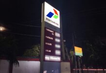Pertamax Tembus Rp16.250 per Liter, Pertamina Naikkan Harga Mulai 10 Juni Komparatif.ID, Jakarta– Pertamina Patra Niaga mengumumkan kenaikan harga bahan bakar minyak (BBM) non-subsidi jenis Pertamax dan Pertamax Green yang mulai berlaku pada 10 Juni 2026. Kenaikan harga tersebut dilakukan setelah melalui evaluasi berkala dengan mempertimbangkan perkembangan harga minyak dunia serta harga pasar keekonomian. Harga Pertamax (RON 92) naik dari Rp12.300 menjadi Rp16.250 per liter. Sementara itu, Pertamax Green 95 (RON 95) mengalami kenaikan dari Rp12.900 menjadi Rp17.000 per liter. Sekretaris Perusahaan Pertamina Patra Niaga Roberth MV Dumatubun mengatakan penyesuaian harga kedua produk tersebut dilakukan sesuai formula harga yang telah ditetapkan pemerintah. "Penyesuaian harga Pertamax dan Pertamax Green dilakukan setelah melalui proses evaluasi sesuai formula harga yang ditetapkan pemerintah," kata Roberth. Menurut dia, penyesuaian harga BBM non-subsidi dilakukan dengan tetap mengacu pada regulasi yang berlaku serta dikoordinasikan dengan pemerintah sebagai regulator. Kebijakan tersebut merupakan bagian dari upaya menjaga keberlangsungan bisnis, kualitas layanan, serta kepastian pasokan energi bagi masyarakat. "Harga jual tersebut diputuskan dengan tetap dikoordinasikan dengan pemerintah sebagai regulator, dan menjadi bagian dari upaya menjaga keberlanjutan penyediaan energi dan distribusi BBM berkualitas bagi masyarakat terus berjalan optimal," ujarnya. Pertamina Patra Niaga menyatakan akan terus menjaga ketersediaan serta kualitas produk BBM di seluruh wilayah Indonesia. Perusahaan juga memastikan pelayanan kepada masyarakat tetap berjalan dengan baik melalui jaringan stasiun pengisian bahan bakar umum (SPBU) yang dimiliki Pertamina. "Kami memastikan pasokan Pertamax dan Pertamax Green tetap aman serta tersedia di jaringan SPBU Pertamina. Masyarakat dapat memperoleh informasi harga BBM terbaru melalui kanal resmi Pertamina, Pertamina Patra Niaga, maupun aplikasi MyPertamina," kata Roberth. Harga sejumlah produk BBM non-subsidi lainnya tidak mengalami perubahan. Pertamax Turbo (RON 98) tetap dijual Rp20.750 per liter, Dexlite (CN 51) tetap Rp23.000 per liter, dan Pertamina Dex (CN 53) tetap Rp24.800 per liter. Sementara itu, harga BBM bersubsidi Pertalite masih Rp10.000 per liter dan Biosolar subsidi tetap Rp6.800 per liter. Berikut perbandingan harga BBM Pertamina sebelum dan sesudah penyesuaian yang berlaku mulai 10 Juni 2026. Pertamax (RON 92) Sebelumnya: Rp12.300 per liter Menjadi: Rp16.250 per liter Pertamax Green 95 (RON 95) Sebelumnya: Rp12.900 per liter Menjadi: Rp17.000 per liter Pertamax Turbo (RON 98) Tetap: Rp20.750 per liter Dexlite (CN 51) Tetap: Rp23.000 per liter Pertamina Dex (CN 53) Tetap: Rp24.800 per liter Pertalite Tetap: Rp10.000 per liter Biosolar subsidi Tetap: Rp6.800 per liter Masyarakat dapat memperoleh informasi mengenai harga BBM terbaru melalui kanal resmi perusahaan maupun aplikasi MyPertamina. Selain itu, Pertamina Contact Center 135 juga disiapkan untuk melayani pertanyaan masyarakat terkait produk dan layanan perusahaan.