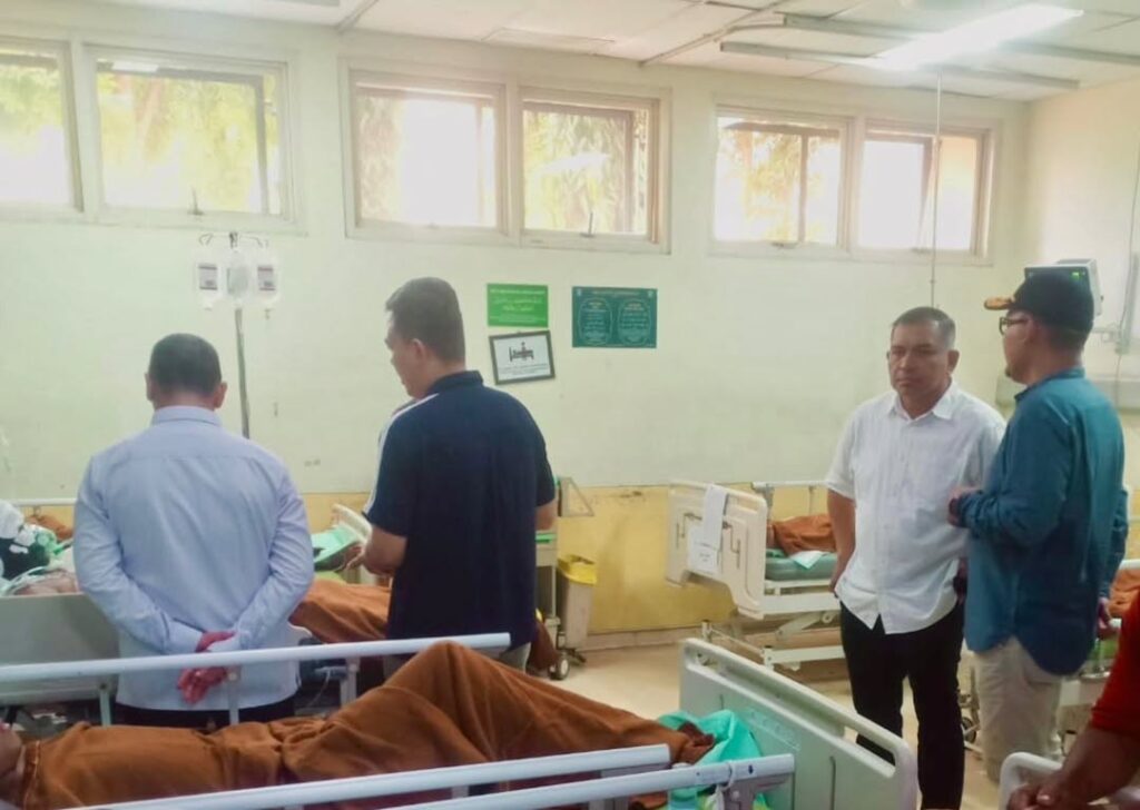 Komparatif.ID, Banda Aceh– Seluruh korban yang mengalami luka bakar akibat insiden letupan pompa hidrolik pintu kedap otomatis di ruang mesin KMP Aceh Hebat 2 telah mendapatkan penanganan medis, sementara PT ASDP Indonesia Ferry (Persero) memastikan seluruh biaya pengobatan dan kebutuhan keluarga korban akan ditanggung hingga proses pemulihan selesai. Dinas Perhubungan Aceh menyatakan penanganan terhadap korban dilakukan segera setelah kejadian dengan melibatkan sejumlah pihak, yakni Dinas Perhubungan Aceh, PT ASDP Indonesia Ferry Cabang Banda Aceh, KSOP Malahayati, dan Kantor Kesehatan Pelabuhan (KKP). General Manager PT ASDP Indonesia Ferry Cabang Banda Aceh, Andri Setiawan, mengatakan fokus utama perusahaan saat ini adalah memastikan seluruh korban memperoleh perawatan terbaik selama menjalani pengobatan di Rumah Sakit Umum Daerah dr. Zainoel Abidin (RSUDZA) Banda Aceh. “Saat ini fokus kami adalah memastikan seluruh korban mendapatkan penanganan terbaik. Seluruh biaya korban akan kami tanggung sampai sembuh,” ujar Andri pada jumat (12/6/2026).