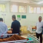 ASDP Tanggung Seluruh Biaya Korban Letupan KMP Aceh Hebat 2, Penyeberangan Banda Aceh-Sabang Tetap Normal Komparatif.ID, Banda Aceh– Seluruh korban yang mengalami luka bakar akibat insiden letupan pompa hidrolik pintu kedap otomatis di ruang mesin KMP Aceh Hebat 2 telah mendapatkan penanganan medis, sementara PT ASDP Indonesia Ferry (Persero) memastikan seluruh biaya pengobatan dan kebutuhan keluarga korban akan ditanggung hingga proses pemulihan selesai. Dinas Perhubungan Aceh menyatakan penanganan terhadap korban dilakukan segera setelah kejadian dengan melibatkan sejumlah pihak, yakni Dinas Perhubungan Aceh, PT ASDP Indonesia Ferry Cabang Banda Aceh, KSOP Malahayati, dan Kantor Kesehatan Pelabuhan (KKP). General Manager PT ASDP Indonesia Ferry Cabang Banda Aceh, Andri Setiawan, mengatakan fokus utama perusahaan saat ini adalah memastikan seluruh korban memperoleh perawatan terbaik selama menjalani pengobatan di Rumah Sakit Umum Daerah dr. Zainoel Abidin (RSUDZA) Banda Aceh. “Saat ini fokus kami adalah memastikan seluruh korban mendapatkan penanganan terbaik. Seluruh biaya korban akan kami tanggung sampai sembuh,” ujar Andri pada jumat (12/6/2026).
