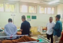 ASDP Tanggung Seluruh Biaya Korban Letupan KMP Aceh Hebat 2, Penyeberangan Banda Aceh-Sabang Tetap Normal Komparatif.ID, Banda Aceh– Seluruh korban yang mengalami luka bakar akibat insiden letupan pompa hidrolik pintu kedap otomatis di ruang mesin KMP Aceh Hebat 2 telah mendapatkan penanganan medis, sementara PT ASDP Indonesia Ferry (Persero) memastikan seluruh biaya pengobatan dan kebutuhan keluarga korban akan ditanggung hingga proses pemulihan selesai. Dinas Perhubungan Aceh menyatakan penanganan terhadap korban dilakukan segera setelah kejadian dengan melibatkan sejumlah pihak, yakni Dinas Perhubungan Aceh, PT ASDP Indonesia Ferry Cabang Banda Aceh, KSOP Malahayati, dan Kantor Kesehatan Pelabuhan (KKP). General Manager PT ASDP Indonesia Ferry Cabang Banda Aceh, Andri Setiawan, mengatakan fokus utama perusahaan saat ini adalah memastikan seluruh korban memperoleh perawatan terbaik selama menjalani pengobatan di Rumah Sakit Umum Daerah dr. Zainoel Abidin (RSUDZA) Banda Aceh. “Saat ini fokus kami adalah memastikan seluruh korban mendapatkan penanganan terbaik. Seluruh biaya korban akan kami tanggung sampai sembuh,” ujar Andri pada jumat (12/6/2026).