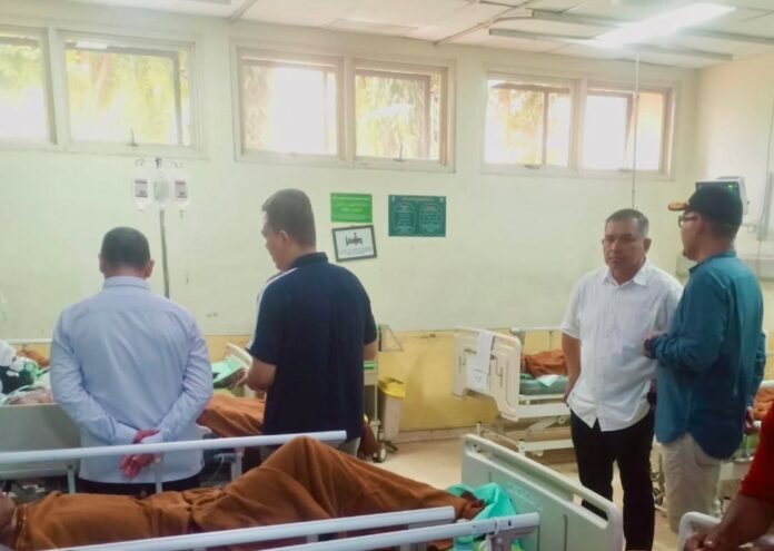 kunjungan dinas perhubungan aceh Komparatif.ID, Banda Aceh– Seluruh korban yang mengalami luka bakar akibat insiden letupan pompa hidrolik pintu kedap otomatis di ruang mesin KMP Aceh Hebat 2 telah mendapatkan penanganan medis, sementara PT ASDP Indonesia Ferry (Persero) memastikan seluruh biaya pengobatan dan kebutuhan keluarga korban akan ditanggung hingga proses pemulihan selesai. Dinas Perhubungan Aceh menyatakan penanganan terhadap korban dilakukan segera setelah kejadian dengan melibatkan sejumlah pihak, yakni Dinas Perhubungan Aceh, PT ASDP Indonesia Ferry Cabang Banda Aceh, KSOP Malahayati, dan Kantor Kesehatan Pelabuhan (KKP). General Manager PT ASDP Indonesia Ferry Cabang Banda Aceh, Andri Setiawan, mengatakan fokus utama perusahaan saat ini adalah memastikan seluruh korban memperoleh perawatan terbaik selama menjalani pengobatan di Rumah Sakit Umum Daerah dr. Zainoel Abidin (RSUDZA) Banda Aceh. “Saat ini fokus kami adalah memastikan seluruh korban mendapatkan penanganan terbaik. Seluruh biaya korban akan kami tanggung sampai sembuh,” ujar Andri pada jumat (12/6/2026).