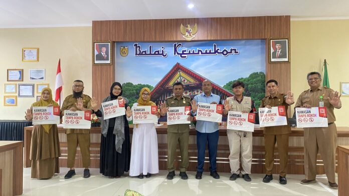 Libatkan Anak Muda dan Organisasi Sipil, Satgas KTR Banda Aceh Perkuat Pengawasan Kawasan Tanpa Rokok Komparatif.ID, Banda Aceh– Pemerintah Kota Banda Aceh menggandeng organisasi masyarakat sipil dan kelompok anak muda untuk memperkuat pengawasan Kawasan Tanpa Rokok (KTR). Kolaborasi tersebut menjadi salah satu fokus dalam Workshop Capacity Building Satgas KTR yang digelar Dinas Kesehatan Kota Banda Aceh di Balai Kota Banda Aceh, Senin (15/6/2026). Kegiatan ini dilaksanakan untuk memperkuat koordinasi lintas sektor sekaligus meningkatkan kapasitas tim dalam mendukung implementasi Qanun Kota Banda Aceh Nomor 5 Tahun 2016 tentang Kawasan Tanpa Rokok.