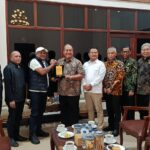 Dapat Bantuan Keuangan Rp30 Miliar, Bupati Bireuen Berkunjung ke Asahan Dapat Bantuan Keuangan Rp30 Miliar, Bupati Bireuen Berkunjung ke Asahan Komparatif.ID, Kisaran– Bupati Bireuen H. Mukhlis bersama rombongan melakukan kunjungan ke Kabupaten Asahan, Sumatera Utara, Kamis (18/6/2026), untuk menyampaikan ucapan terima kasih kepada Pemerintah Kabupaten Asahan atas bantuan keuangan sebesar Rp30 miliar yang diberikan kepada Kabupaten Bireuen. Bantuan tersebut bersumber dari Transfer Keuangan Daerah (TKD) Tahun 2026 dan diberikan berdasarkan Surat Menteri Dalam Negeri Nomor 900/3691/SJ tanggal 18 April 2026 tentang Bantuan Keuangan kepada Daerah Terdampak Bencana.