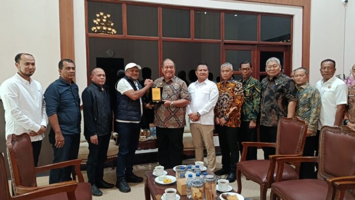 Dapat Bantuan Keuangan Rp30 Miliar, Bupati Bireuen Berkunjung ke Asahan Komparatif.ID, Kisaran– Bupati Bireuen H. Mukhlis bersama rombongan melakukan kunjungan ke Kabupaten Asahan, Sumatera Utara, Kamis (18/6/2026), untuk menyampaikan ucapan terima kasih kepada Pemerintah Kabupaten Asahan atas bantuan keuangan sebesar Rp30 miliar yang diberikan kepada Kabupaten Bireuen. Bantuan tersebut bersumber dari Transfer Keuangan Daerah (TKD) Tahun 2026 dan diberikan berdasarkan Surat Menteri Dalam Negeri Nomor 900/3691/SJ tanggal 18 April 2026 tentang Bantuan Keuangan kepada Daerah Terdampak Bencana.