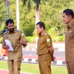 Sekda Aceh: Revisi UUPA Jadi Kunci Tekan Kemiskinan dan Pengangguran Sekda Aceh: Revisi UUPA Jadi Kunci Tekan Kemiskinan dan Pengangguran Komparatif.ID, Jakarta– Sekretaris Daerah Aceh M Nasir Syamaun menegaskan revisi Undang-Undang Nomor 11 Tahun 2006 tentang Pemerintahan Aceh (UUPA) menjadi instrumen penting untuk mempercepat penurunan angka kemiskinan dan pengangguran di Aceh. Menurutnya, keberlanjutan Dana Otonomi Khusus (Otsus) serta penguatan pengelolaan sumber daya alam dalam UUPA memiliki peran strategis dalam mendukung pembangunan daerah. Hal tersebut disampaikan M Nasir Syamaun usai menerima Anugerah Serikat Media Siber Indonesia (SMSI) sebagai Tokoh Inspiratif Nasional 2026 di Hall Dewan Pers, Jakarta Pusat, Kamis (18/6/2026). Nasir mengatakan Dana Otsus yang diterima Aceh sejak 2008 merupakan salah satu instrumen penting dalam menekan angka kemiskinan, mengurangi pengangguran, serta meningkatkan kualitas sumber daya manusia. Karena itu, menurutnya, Gubernur Aceh Muzakir Manaf terus memperjuangkan keberlanjutan Dana Otsus melalui percepatan revisi UUPA.