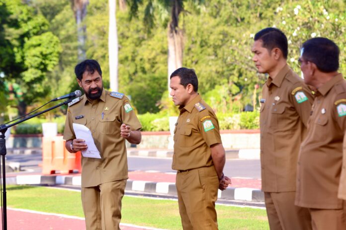 sekda aceh Sekda Aceh: Revisi UUPA Jadi Kunci Tekan Kemiskinan dan Pengangguran Komparatif.ID, Jakarta– Sekretaris Daerah Aceh M Nasir Syamaun menegaskan revisi Undang-Undang Nomor 11 Tahun 2006 tentang Pemerintahan Aceh (UUPA) menjadi instrumen penting untuk mempercepat penurunan angka kemiskinan dan pengangguran di Aceh. Menurutnya, keberlanjutan Dana Otonomi Khusus (Otsus) serta penguatan pengelolaan sumber daya alam dalam UUPA memiliki peran strategis dalam mendukung pembangunan daerah. Hal tersebut disampaikan M Nasir Syamaun usai menerima Anugerah Serikat Media Siber Indonesia (SMSI) sebagai Tokoh Inspiratif Nasional 2026 di Hall Dewan Pers, Jakarta Pusat, Kamis (18/6/2026). Nasir mengatakan Dana Otsus yang diterima Aceh sejak 2008 merupakan salah satu instrumen penting dalam menekan angka kemiskinan, mengurangi pengangguran, serta meningkatkan kualitas sumber daya manusia. Karena itu, menurutnya, Gubernur Aceh Muzakir Manaf terus memperjuangkan keberlanjutan Dana Otsus melalui percepatan revisi UUPA.