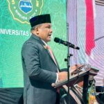 Bupati Bireuen Akui Miliki Ikatan Kuat dengan Umuslim Bupati Bireuen Akui Miliki Ikatan Kuat dengan Umuslim Komparatif.ID, Bireuen– Universitas Almuslim mengukuhkan sebanyak 666 lulusan Program Diploma, Sarjana, dan Magister dalam Wisuda Angkatan XL (40) Tahun 2026 yang berlangsung di Kampus Universitas Almuslim, Peusangan, Sabtu (20/6/2026). Prosesi tersebut turut dihadiri Bupati Bireuen, Ir. Mukhlis, ST, yang merupakan salah satu alumni kampus tersebut. Prosesi wisuda berlangsung khidmat dan dihadiri sejumlah unsur penting, di antaranya pimpinan dan anggota DPRK Bireuen, Gubernur Aceh yang diwakili Asisten Administrasi Umum Setda Aceh Dr. A. Murtala, M.Si, unsur Forkopimda Kabupaten Bireuen, Rektor dan Wakil Rektor Universitas Almuslim, Kepala Lembaga Layanan Pendidikan Tinggi (LLDIKTI) Wilayah XIII Aceh, Ketua Pembina dan Pengurus Yayasan Almuslim Peusangan, Ketua dan anggota Senat Universitas Almuslim, sivitas akademika, camat dan unsur Forkopimcam Peusangan, para ketua organisasi kepemudaan dan organisasi kemahasiswaan, serta para wisudawan dan wisudawati bersama keluarga.