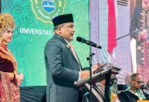 Bupati Bireuen Akui Miliki Ikatan Kuat dengan Umuslim Bupati Bireuen Akui Miliki Ikatan Kuat dengan Umuslim Komparatif.ID, Bireuen– Universitas Almuslim mengukuhkan sebanyak 666 lulusan Program Diploma, Sarjana, dan Magister dalam Wisuda Angkatan XL (40) Tahun 2026 yang berlangsung di Kampus Universitas Almuslim, Peusangan, Sabtu (20/6/2026). Prosesi tersebut turut dihadiri Bupati Bireuen, Ir. Mukhlis, ST, yang merupakan salah satu alumni kampus tersebut. Prosesi wisuda berlangsung khidmat dan dihadiri sejumlah unsur penting, di antaranya pimpinan dan anggota DPRK Bireuen, Gubernur Aceh yang diwakili Asisten Administrasi Umum Setda Aceh Dr. A. Murtala, M.Si, unsur Forkopimda Kabupaten Bireuen, Rektor dan Wakil Rektor Universitas Almuslim, Kepala Lembaga Layanan Pendidikan Tinggi (LLDIKTI) Wilayah XIII Aceh, Ketua Pembina dan Pengurus Yayasan Almuslim Peusangan, Ketua dan anggota Senat Universitas Almuslim, sivitas akademika, camat dan unsur Forkopimcam Peusangan, para ketua organisasi kepemudaan dan organisasi kemahasiswaan, serta para wisudawan dan wisudawati bersama keluarga.