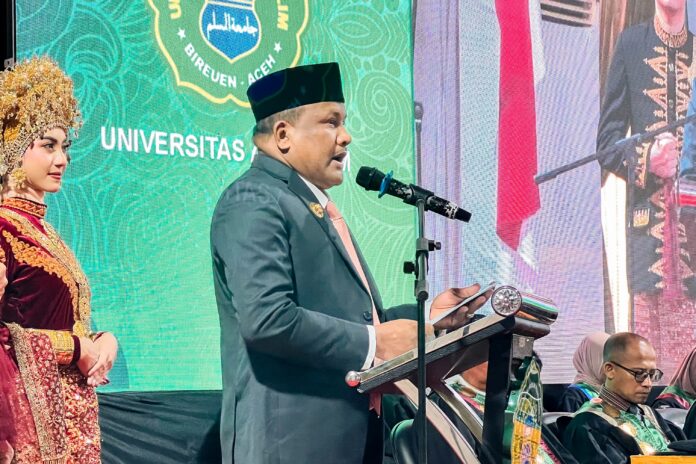 bupati bireuen Bupati Bireuen Akui Miliki Ikatan Kuat dengan Umuslim Komparatif.ID, Bireuen– Universitas Almuslim mengukuhkan sebanyak 666 lulusan Program Diploma, Sarjana, dan Magister dalam Wisuda Angkatan XL (40) Tahun 2026 yang berlangsung di Kampus Universitas Almuslim, Peusangan, Sabtu (20/6/2026). Prosesi tersebut turut dihadiri Bupati Bireuen, Ir. Mukhlis, ST, yang merupakan salah satu alumni kampus tersebut. Prosesi wisuda berlangsung khidmat dan dihadiri sejumlah unsur penting, di antaranya pimpinan dan anggota DPRK Bireuen, Gubernur Aceh yang diwakili Asisten Administrasi Umum Setda Aceh Dr. A. Murtala, M.Si, unsur Forkopimda Kabupaten Bireuen, Rektor dan Wakil Rektor Universitas Almuslim, Kepala Lembaga Layanan Pendidikan Tinggi (LLDIKTI) Wilayah XIII Aceh, Ketua Pembina dan Pengurus Yayasan Almuslim Peusangan, Ketua dan anggota Senat Universitas Almuslim, sivitas akademika, camat dan unsur Forkopimcam Peusangan, para ketua organisasi kepemudaan dan organisasi kemahasiswaan, serta para wisudawan dan wisudawati bersama keluarga.