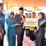 Peringati HUT ke- 54 HKG PKK, Bupati Bireuen Tekankan Pentingnya Hidup Sehat Peringati HUT ke- 54 HKG PKK, Bupati Bireuen Tekankan Pentingnya Hidup Sehat Komparatif.ID, Bireuen– Bupati Bireuen, Ir. Mukhlis, ST, mengajak seluruh elemen masyarakat memperkuat peran Posyandu sebagai pusat pelayanan dasar dengan mengaktifkan 619 Posyandu yang tersebar di 609 gampong. Ajakan tersebut disampaikan saat menghadiri Peringatan Hari Kesatuan Gerak (HKG) PKK ke-54 Tahun 2026 yang dirangkaikan dengan Kampanye Gerakan Masyarakat Hidup Sehat (GERMAS) di Halaman Pendopo Bupati Bireuen, Sabtu (20/6/2026). Acara dihadiri unsur Forum Koordinasi Pimpinan Daerah (Forkopimda) Kabupaten Bireuen, para Pejabat Pimpinan Tinggi Pratama dan Administrator di lingkungan Pemerintah Kabupaten Bireuen, Ketua TP-PKK Kabupaten Bireuen, Ketua BKMT Kabupaten Bireuen, Ketua Dharma Wanita Persatuan Kabupaten Bireuen, Ketua Bhayangkari Kabupaten Bireuen, Ketua Dharmayukti Kartini, Ketua Ikatan Adhyaksa Dharma Kartini, Ketua Persit Kartika Chandra Kirana 0111/Bireuen, Ketua Kartika Chandra Kirana 113/JS, serta seluruh pengurus dan kader TP-PKK tingkat kabupaten, kecamatan, dan desa. Peringatan HKG PKK Tahun 2026 mengusung tema “Kuatkan 10 Program Pokok PKK, Laksanakan Asta Cita, Wujudkan Indonesia Emas 2045”. Tema tersebut menjadi landasan untuk memperkuat peran PKK sebagai mitra pemerintah dalam mendukung pembangunan keluarga dan masyarakat.