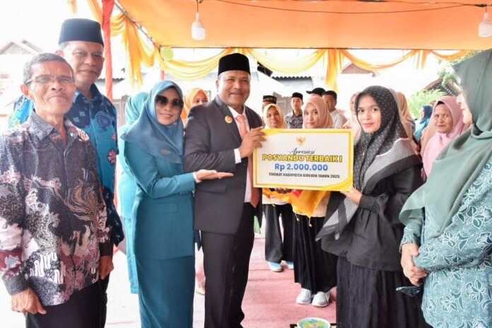 Peringati HUT ke- 54 HKG PKK, Bupati Bireuen Tekankan Pentingnya Hidup Sehat Komparatif.ID, Bireuen– Bupati Bireuen, Ir. Mukhlis, ST, mengajak seluruh elemen masyarakat memperkuat peran Posyandu sebagai pusat pelayanan dasar dengan mengaktifkan 619 Posyandu yang tersebar di 609 gampong. Ajakan tersebut disampaikan saat menghadiri Peringatan Hari Kesatuan Gerak (HKG) PKK ke-54 Tahun 2026 yang dirangkaikan dengan Kampanye Gerakan Masyarakat Hidup Sehat (GERMAS) di Halaman Pendopo Bupati Bireuen, Sabtu (20/6/2026). Acara dihadiri unsur Forum Koordinasi Pimpinan Daerah (Forkopimda) Kabupaten Bireuen, para Pejabat Pimpinan Tinggi Pratama dan Administrator di lingkungan Pemerintah Kabupaten Bireuen, Ketua TP-PKK Kabupaten Bireuen, Ketua BKMT Kabupaten Bireuen, Ketua Dharma Wanita Persatuan Kabupaten Bireuen, Ketua Bhayangkari Kabupaten Bireuen, Ketua Dharmayukti Kartini, Ketua Ikatan Adhyaksa Dharma Kartini, Ketua Persit Kartika Chandra Kirana 0111/Bireuen, Ketua Kartika Chandra Kirana 113/JS, serta seluruh pengurus dan kader TP-PKK tingkat kabupaten, kecamatan, dan desa. Peringatan HKG PKK Tahun 2026 mengusung tema “Kuatkan 10 Program Pokok PKK, Laksanakan Asta Cita, Wujudkan Indonesia Emas 2045”. Tema tersebut menjadi landasan untuk memperkuat peran PKK sebagai mitra pemerintah dalam mendukung pembangunan keluarga dan masyarakat.