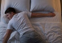 Jangan Sering “Dikekang”, Ini 4 Trik Simpel Jaga Aset Pria Pas Tidur Malam Jangan Sering "Dikekang", Ini 4 Trik Simpel Jaga Aset Pria Pas Tidur Malam Komparatif.ID, Jakarta— Banyak pria yang rajin merawat wajah atau badan, tapi sering lupa kalau "aset berharga" di bawah sana juga butuh perhatian ekstra, terutama pas malam hari. Padahal, waktu tidur adalah momen krusial bagi tubuh untuk memulihkan diri, termasuk menjaga kualitas sperma dan performa seksual. Supaya tetap sehat dan bebas masalah, yuk intip bocoran ilmiah dan tips santai merawat penis sebelum kamu terlelap: