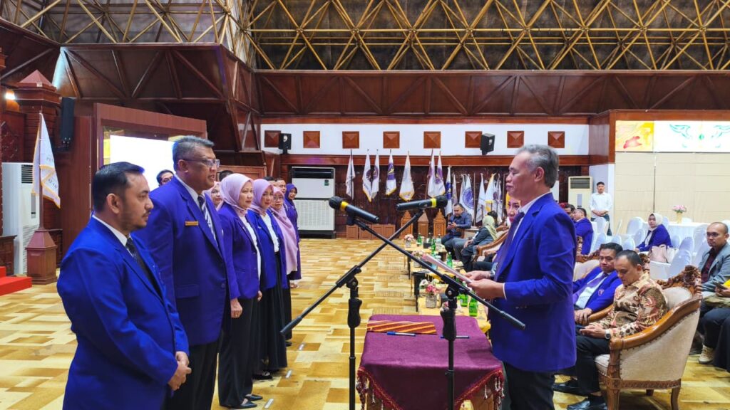 Resmi Nahkodai PDGI Aceh 2025-2030, Supriady Siapkan Penguatan Kompetensi dan Layanan hingga Pelosok Komparatif.ID, Banda Aceh– drg. Supriady R, M.Kes resmi menakhodai Pengurus Wilayah Persatuan Dokter Gigi Indonesia (PDGI) Aceh periode 2025-2030 setelah dilantik di Anjong Mon Mata Pendopo Gubernur Aceh, Banda Aceh, Minggu (21/6/2026), dengan fokus memperkuat kompetensi dokter gigi dan memperluas layanan kesehatan gigi hingga ke pelosok daerah. Pengurus Besar Persatuan Dokter Gigi Indonesia (PB PDGI) mengukuhkan Pengurus Wilayah PDGI Aceh masa bakti 2025-2030 berdasarkan Surat Keputusan Nomor SKEP/039/PB PDGI/XI/2025 tertanggal 19 November 2025. Kepengurusan tersebut merupakan hasil Musyawarah Wilayah PDGI Aceh yang berlangsung pada 5 September 2025 di Aceh Tengah.