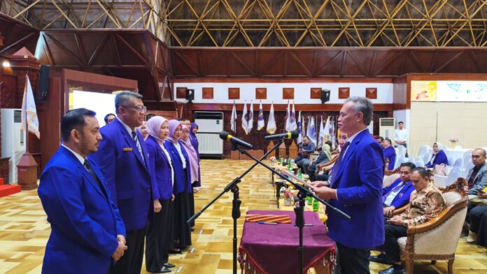 Resmi Nahkodai PDGI Aceh 2025-2030, Supriady Siapkan Penguatan Kompetensi dan Layanan hingga Pelosok Komparatif.ID, Banda Aceh– drg. Supriady R, M.Kes resmi menakhodai Pengurus Wilayah Persatuan Dokter Gigi Indonesia (PDGI) Aceh periode 2025-2030 setelah dilantik di Anjong Mon Mata Pendopo Gubernur Aceh, Banda Aceh, Minggu (21/6/2026), dengan fokus memperkuat kompetensi dokter gigi dan memperluas layanan kesehatan gigi hingga ke pelosok daerah. Pengurus Besar Persatuan Dokter Gigi Indonesia (PB PDGI) mengukuhkan Pengurus Wilayah PDGI Aceh masa bakti 2025-2030 berdasarkan Surat Keputusan Nomor SKEP/039/PB PDGI/XI/2025 tertanggal 19 November 2025. Kepengurusan tersebut merupakan hasil Musyawarah Wilayah PDGI Aceh yang berlangsung pada 5 September 2025 di Aceh Tengah.