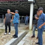Rombongan Distanbun Aceh Kunjungi Sentra Usaha Trans Continent di Gorontalo Rombongan Distanbun Aceh Kunjungi Sentra Usaha Trans Continent di Gorontalo Komparatif.ID, Gorontalo– Pelaksana tugas Kepala Dinas Pertanian dan Perkebunan Aceh Dr. Ir. Azanuddin Kurnia bersama rombongan melakukan kunjungan ke kompleks usaha Trans Continent di Kabupaten Gorontalo, Provinsi Gorontalo Kabupaten Gorontalo pada Kamis, (18/6/2026). Kunjungan tersebut menjadi bagian dari rangkaian kegiatan Pekan Nasional (PENAS) ke XVII yang digelar di Gorontalo. Rombongan Aceh yang turut dihadiri oleh Mukhlis, Habiburrahman, serta sejumlah staf dari Dinas Pertanian dan Perkebunan Aceh dan Dinas Peternakan Aceh, diterima langsung oleh CEO Trans Continent Ismail Rasyid beserta jajaran manajemen perusahaan.