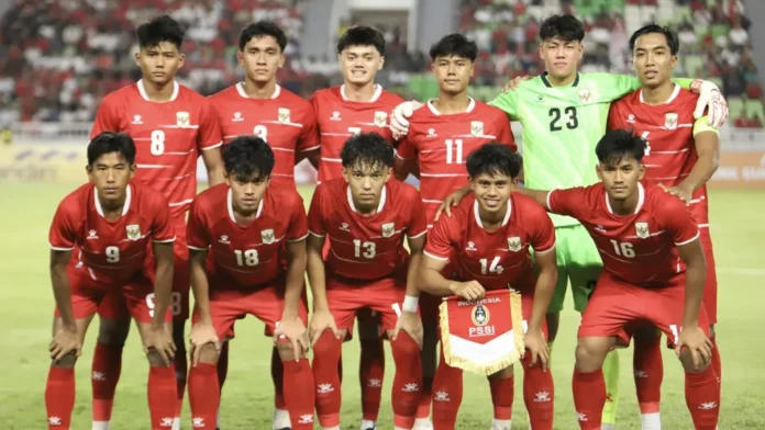 Komparatif.ID, Deli Serdang–Timnas Indonesia U-19 berhasil mengamankan peringkat ketiga Piala AFF U-19 2026 setelah mengalahkan Kamboja dengan skor tipis 1-0 dalam laga perebutan tempat ketiga yang berlangsung di Stadion Utama Sumatera Utara, Kabupaten Deli Serdang, Sabtu (13/6/2026). Gol tunggal kemenangan Garuda Nusantara dicetak Al Gazani pada menit ke-63 melalui sundulan memanfaatkan sepak pojok yang dilepaskan Isfandyar. Indonesia tampil lebih dominan sejak menit-menit awal pertandingan. Garuda Nusantara berusaha mengambil inisiatif serangan dan beberapa kali mengancam pertahanan Kamboja. Peluang pertama hadir melalui Nazriel Alvaro yang melepaskan tembakan dari luar kotak penalti, tetapi bola masih mampu diamankan kiper Sambath Samnang.