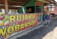 Rujak Wo Baksot Cot Buket, 56 Tahun Setia Menjaga Rasa Rujak Wo Baksot Cot Buket, 56 Tahun Setia Menjaga Rasa