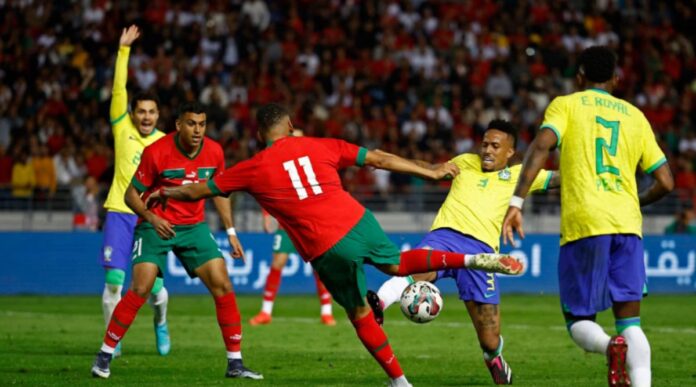 Komparatif.ID, New Jersey– Tim nasional Brasil akan mengawali perjuangannya di Piala Dunia FIFA 2026 dengan menghadapi Maroko pada pertandingan pembuka Grup C yang berlangsung di MetLife Stadium, East Rutherford, New Jersey, Amerika Serikat, Sabtu (13/6/2026). Pertandingan tersebut menjadi salah satu laga yang paling menyita perhatian pada fase awal turnamen karena mempertemukan Brasil, pemilik lima gelar juara dunia, dengan Maroko yang datang sebagai juara Afrika dan semifinalis Piala Dunia 2022. Laga ini juga memiliki arti penting bagi persaingan di Grup C yang turut dihuni Skotlandia dan Haiti. Kemenangan pada pertandingan pertama dinilai akan memberikan keuntungan besar dalam perebutan posisi teratas klasemen grup. Link Live Streaming Brasil vs Maroko Pertandingan Brasil melawan Maroko dijadwalkan kickoff pada pukul 05.00 WIB dan dapat disaksikan melalui layanan live streaming MAXStream dan Folaplay.