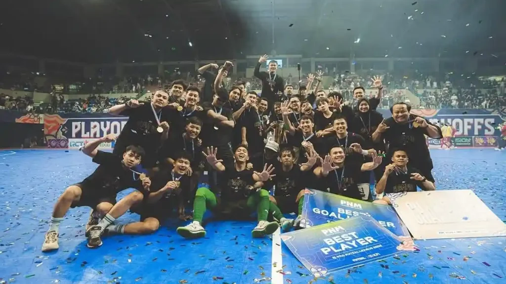 Komparatif.ID, Yogyakarta– Bintang Timur Surabaya kembali menorehkan tinta emas dalam sejarah futsal Indonesia setelah memastikan diri sebagai juara Pro Futsal League (PFL) Indonesia musim 2025-2026. Gelar tersebut menjadi yang kelima secara berturut-turut bagi klub asal Jawa Timur setelah menaklukkan Cosmo JNE Jakarta pada partai final Leg 2 yang berlangsung di GOR Universitas Negeri Yogyakarta (UNY), Minggu (14/6/2026). Keberhasilan tersebut diraih tidak mudah. Bintang Timur Surabaya harus melalui berbagai tantangan sepanjang musim, termasuk menghadapi kebangkitan luar biasa Cosmo JNE di partai puncak. Namun pengalaman, kualitas individu, dan mental juara yang telah dibangun selama beberapa musim terakhir kembali menjadi pembeda. Pada pertandingan final Leg 2, Cosmo JNE sempat berada di atas angin setelah unggul tiga gol tanpa balas melalui Ruan Nakamatsu pada menit ke-18, Reza Gunawan pada menit ke-22, dan Andri Kustiawan pada menit ke-30. Dalam situasi tersebut, banyak yang menilai momentum pertandingan telah berpihak kepada wakil Jakarta.