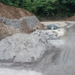 Masyarakat Mulai Aspal Jalan Enang-Enang Bertahap Secara Swadaya Warga Mulai Aspal Jalan Enang-Enang Bertahap Secara Swadaya