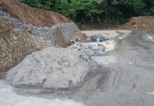 Masyarakat Mulai Aspal Jalan Enang-Enang Bertahap Secara Swadaya Warga Mulai Aspal Jalan Enang-Enang Bertahap Secara Swadaya
