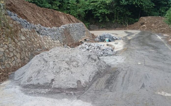 enang-enang (1) Warga Mulai Aspal Jalan Enang-Enang Bertahap Secara Swadaya
