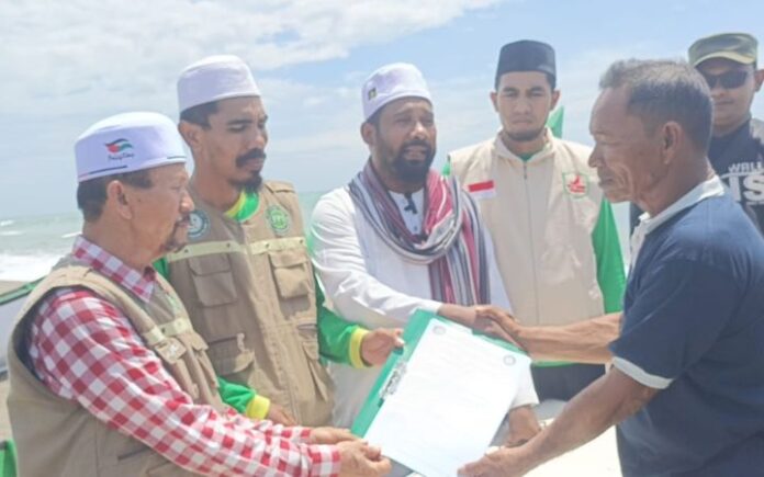 FPI Aceh Serahkan 5 Perahu untuk Nelayan Korban Bencana di Jangka
