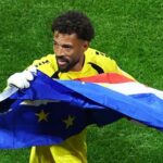 Empat Laga, Empat Hasil Imbang: Tim-Tim Besar Tersendat di Piala Dunia 2026 Empat Laga, Empat Hasil Imbang: Tim-Tim Besar Tersendat di Piala Dunia 2026 Komparatif.ID, Banda Aceh– Dominasi tim-tim besar belum terlihat pada matchday pertama Grup G dan Grup H Piala Dunia 2026. Spanyol, Uruguay, Belgia, hingga Iran sama-sama gagal meraih kemenangan, sehingga seluruh laga di kedua grup tersebut berakhir dengan skor imbang, Senin (15/6/2026). Di Grup H, Spanyol harus puas berbagi angka setelah ditahan tanpa gol oleh debutan Piala Dunia, Tanjung Verde. Pertandingan yang berlangsung di Mercedes-Benz Stadium, Atlanta, memperlihatkan dominasi penguasaan bola La Roja, namun berbagai peluang yang tercipta gagal dikonversi menjadi gol.