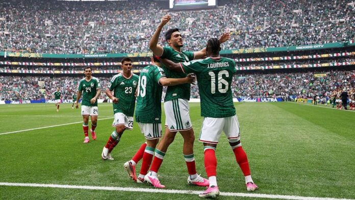 meksiko-vs-afrika-selatan (1) Komparatif.ID, Meksiko– Pertandingan Grup A Piala Dunia 2026 di Meksiko langsung menghadirkan sejumlah peristiwa penting. Tim nasional Meksiko dan Korea Selatan sama-sama meraih kemenangan pada laga perdana mereka, sementara pertandingan pembuka di Stadion Azteca mencatat rekor baru dengan total tiga kartu merah yang dikeluarkan wasit. Meksiko membuka perjalanan mereka di Piala Dunia 2026 dengan kemenangan 2-0 atas Afrika Selatan di Stadion Azteca, Kota Meksiko pada Jumat (12/6/2026). Tim asuhan Javier Aguirre langsung unggul cepat melalui gol Julián Quiñones pada menit kesembilan. Gol tersebut menjadi gol pertama turnamen sekaligus membawa tuan rumah memimpin sejak awal pertandingan.