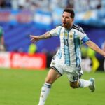 Messi Hattrick, Prancis dan Norwegia Tancap Gas di Piala Dunia 2026 Messi Hattrick, Prancis dan Norwegia Tancap Gas di Piala Dunia 2026 Komparatif.ID, Banda Aceh– Lionel Messi langsung mencuri perhatian pada laga pembuka Grup J Piala Dunia 2026. Kapten Argentina itu mencetak hattrick saat membawa juara bertahan mengalahkan Aljazair 3-0, sementara Prancis, Norwegia, dan Austria juga sukses meraih kemenangan pada pertandingan perdana mereka. Kapten Argentina, Lionel Messi, menjadi bintang lapangan setelah mencetak tiga gol sekaligus membawa timnya meraih tiga poin perdana atas Aljazair dengan skor 3-0 di Arrowhead Stadium, Kansas City, Rabu (17/6/2026).