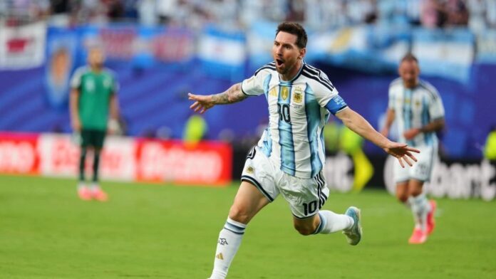 messi hatrik Messi Hattrick, Prancis dan Norwegia Tancap Gas di Piala Dunia 2026 Komparatif.ID, Banda Aceh– Lionel Messi langsung mencuri perhatian pada laga pembuka Grup J Piala Dunia 2026. Kapten Argentina itu mencetak hattrick saat membawa juara bertahan mengalahkan Aljazair 3-0, sementara Prancis, Norwegia, dan Austria juga sukses meraih kemenangan pada pertandingan perdana mereka. Kapten Argentina, Lionel Messi, menjadi bintang lapangan setelah mencetak tiga gol sekaligus membawa timnya meraih tiga poin perdana atas Aljazair dengan skor 3-0 di Arrowhead Stadium, Kansas City, Rabu (17/6/2026).