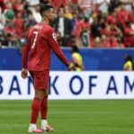 Portugal Tersandung, Inggris Menggila! Drama Warnai Grup K dan L Piala Dunia 2026 Portugal Tersandung, Inggris Menggila! Drama Warnai Grup K dan L Piala Dunia 2026 Komparatif.ID, Texas– Inggris memulai Piala Dunia 2026 dengan pesta gol, Kolombia tampil agersif, sementara Portugal dan Kroasia justru tersandung pada laga pertama.Hasil ini mewarnai pertandingan pembuka Grup K dan Grup L yang berlangsung pada Kamis (18/6/2026). Portugal yang diunggulkan di Grup K harus puas berbagi angka setelah ditahan Republik Demokratik Kongo dengan skor 1-1 di Houston Stadium, Texas. Tim asuhan Roberto Martínez sebenarnya membuka keunggulan cepat melalui João Neves pada menit keenam.