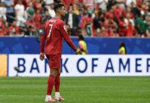 Portugal Tersandung, Inggris Menggila! Drama Warnai Grup K dan L Piala Dunia 2026 Portugal Tersandung, Inggris Menggila! Drama Warnai Grup K dan L Piala Dunia 2026 Komparatif.ID, Texas– Inggris memulai Piala Dunia 2026 dengan pesta gol, Kolombia tampil agersif, sementara Portugal dan Kroasia justru tersandung pada laga pertama.Hasil ini mewarnai pertandingan pembuka Grup K dan Grup L yang berlangsung pada Kamis (18/6/2026). Portugal yang diunggulkan di Grup K harus puas berbagi angka setelah ditahan Republik Demokratik Kongo dengan skor 1-1 di Houston Stadium, Texas. Tim asuhan Roberto Martínez sebenarnya membuka keunggulan cepat melalui João Neves pada menit keenam.