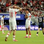 Piala Dunia 2026: AS Tak Tersentuh, Turki Tersingkir Lebih Cepat, Brasil dan Maroko Dekati 32 Besar Piala Dunia 2026: AS Tak Tersentuh, Turki Tersingkir Lebih Cepat, Brasil dan Maroko Dekati 32 Besar Komparatif.ID, Washington– Persaingan menuju babak 32 besar Piala Dunia 2026 mulai menemukan bentuknya. Amerika Serikat menjadi tim terbaru yang memastikan tiket ke fase gugur setelah menaklukkan Australia, sementara Turki dan Haiti harus mengakhiri perjalanan lebih cepat. Di Grup C, Brasil kembali ke jalur kemenangan dan Maroko semakin dekat mengamankan tempat di babak berikutnya usai menundukkan Skotlandia, sabtu (20/6/2026). Amerika Serikat melanjutkan performa impresifnya dengan menundukkan Australia 2-0 dalam pertandingan yang berlangsung di Seattle Stadium, Washington. Tim asuhan Mauricio Pochettino tampil efektif sejak awal dan berhasil memecah kebuntuan pada menit ke-11 melalui gol bunuh diri bek Australia, Cameron Burgess, saat berusaha menghalau umpan silang Folarin Balogun.